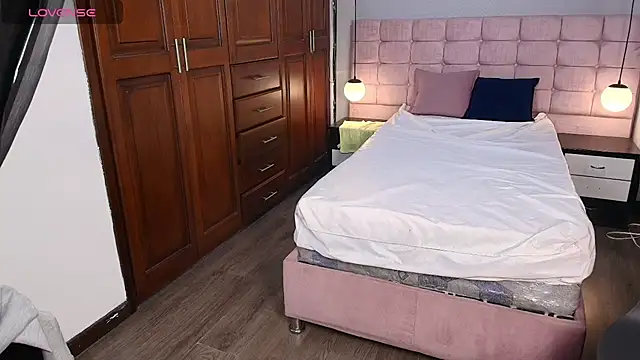 ShayMilleer online show from April 6, 12:06 pm