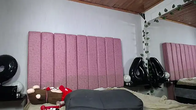 SaraLjordad online show from April 28, 2:27 am