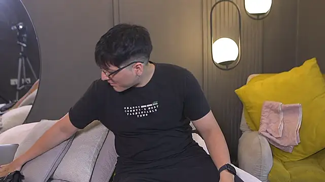 Mia and Belmonth online show from March 27, 6:52 pm