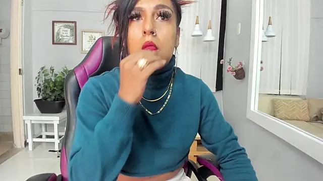 Nahomy Collins  online show from May 12, 7:53 pm