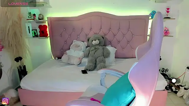 Zoe Luxxe  online show from March 19, 11:09 pm