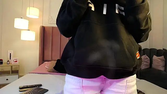 LiaTrainor online show from April 8, 12:40 pm