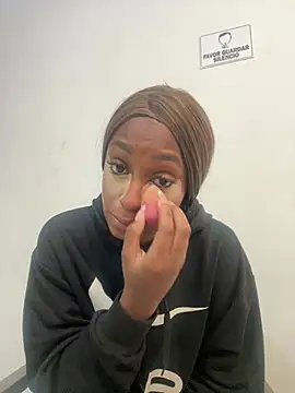 LiaTrainor online show from March 27, 1:23 pm