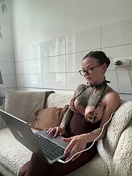 SkinnyLilly online show from July 5, 6:35 pm
