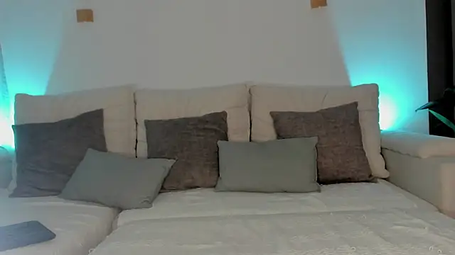 ALEJA R01 online show from March 30, 9:36 pm