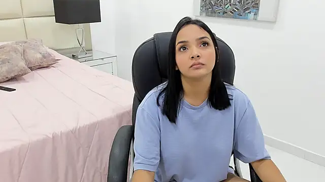Chloelarsons online show from June 2, 12:22 am