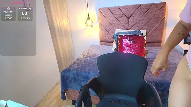 Amanda Fox   online show from April 8, 9:28 pm