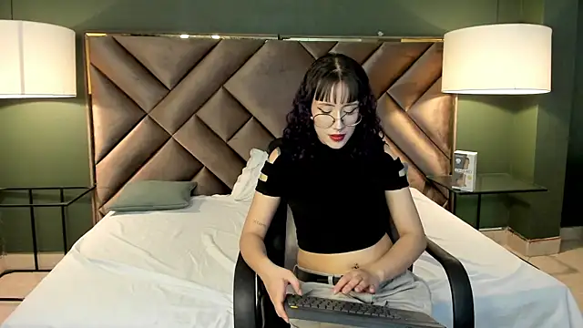 Rache Roth online show from April 20, 9:07 pm