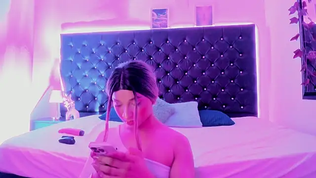 BellaRoge online show from April 18, 5:43 am