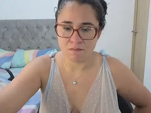 estrellajunior online show from June 3, 12:01 am