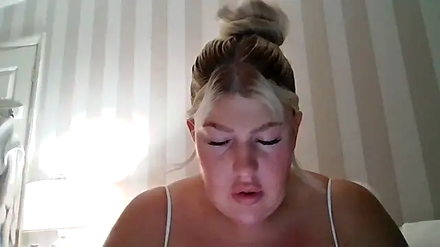 Lexi Laura online show from April 18, 8:20 pm