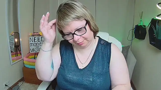 BonnnyBoobsy online show from May 22, 6:39 pm