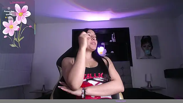 Melannyy V online show from June 4, 2:43 pm