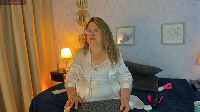 Martinacurvy  online show from May 30, 10:57 am