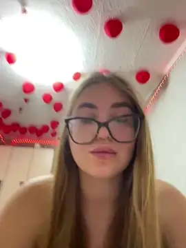 MissAuroraX online show from April 19, 6:10 pm