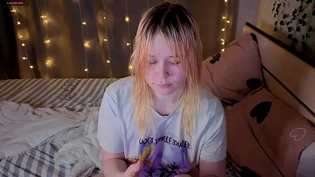 unburnedgirl online show from April 13, 2:07 pm