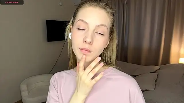 SofiaVelour online show from April 2, 1:19 pm