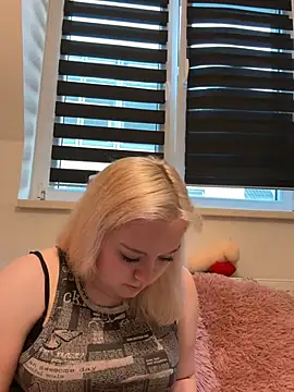 PiaLovee online show from April 8, 5:37 pm