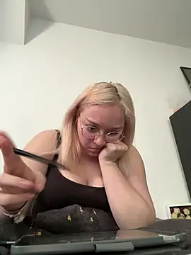 PiaLovee online show from April 6, 3:24 pm