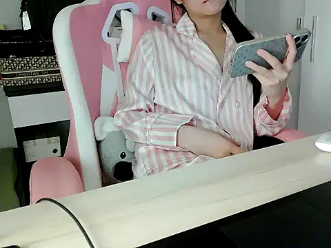 lucienguyen online show from July 26, 8:27 pm