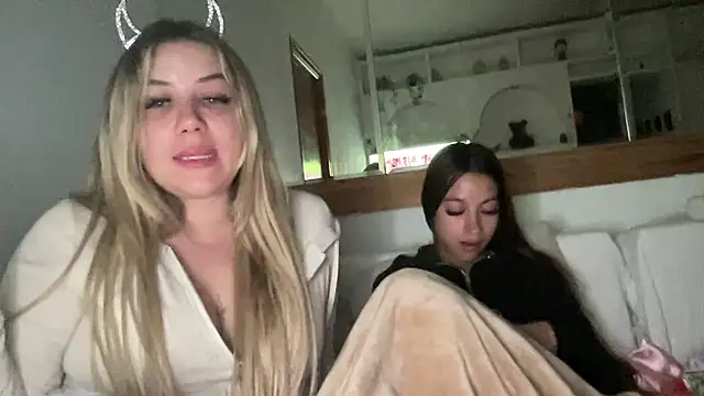 sophiehot69 online show from April 16, 9:39 pm