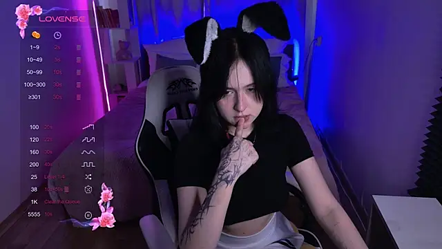 karinahili online show from July 18, 1:02 pm