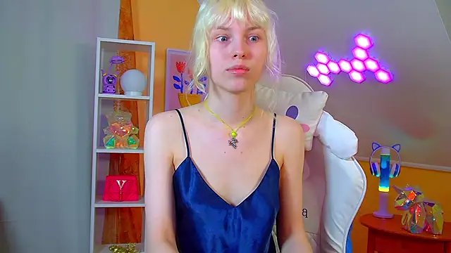 HannahHollis online show from April 30, 5:40 pm