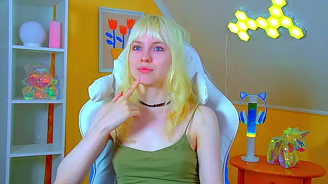 HannahHollis online show from July 12, 8:37 am