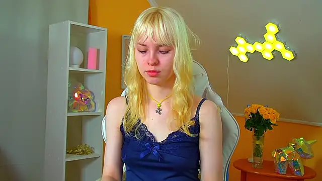 HannahHollis online show from July 23, 6:10 am