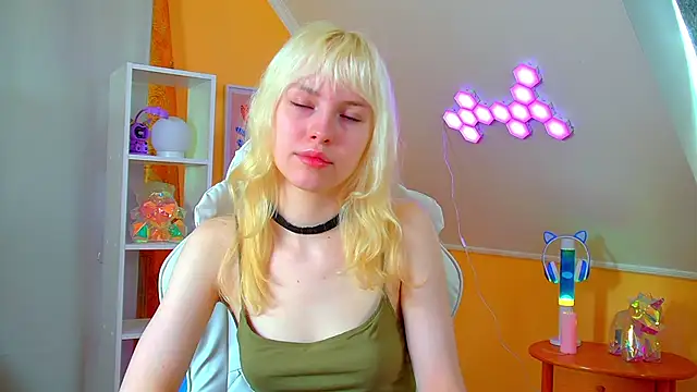 HannahHollis online show from June 5, 7:03 am