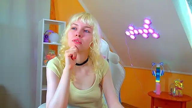 HannahHollis online show from June 7, 8:21 am