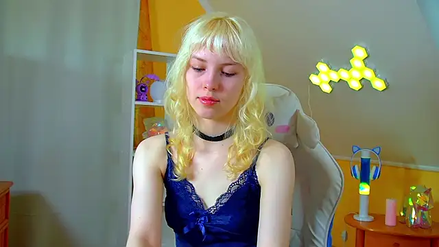 HannahHollis online show from June 24, 6:23 am