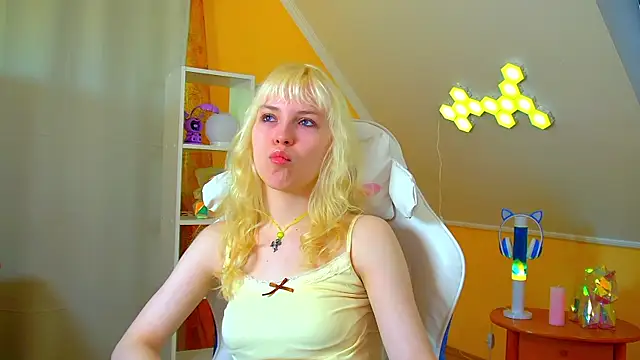 HannahHollis online show from June 25, 6:18 am
