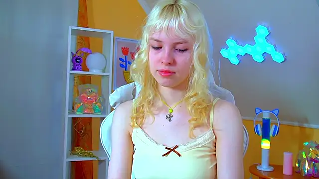 HannahHollis online show from June 17, 6:15 am
