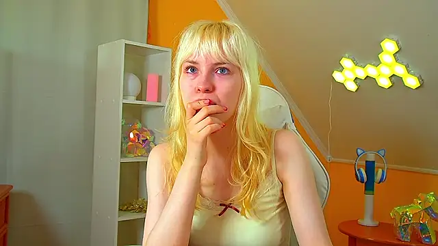 HannahHollis online show from July 21, 6:25 am