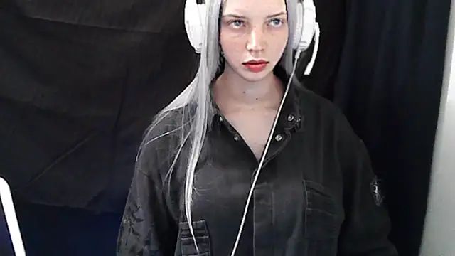 Crimson Lady online show from May 26, 6:51 pm