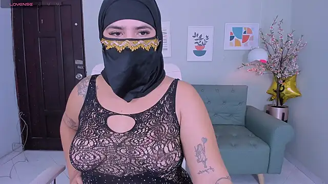 haly smif online show from April 10, 8:37 pm