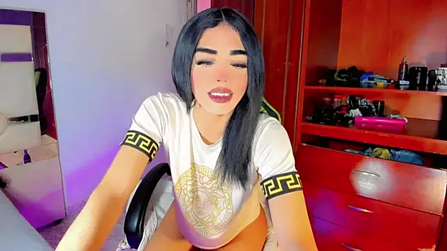 Naomisaenz01 online show from June 26, 5:47 pm