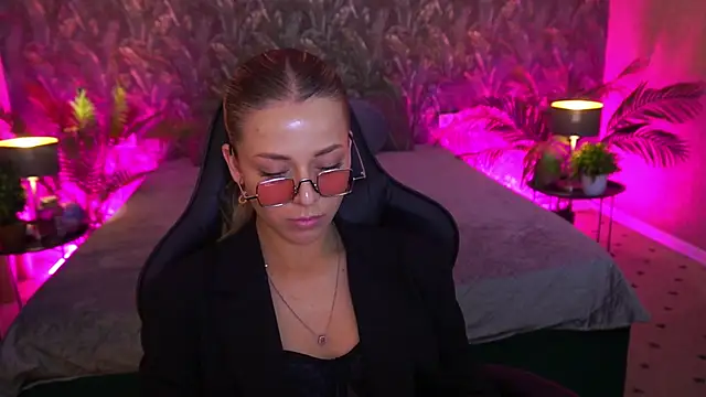 DoveLovee online show from June 2, 6:47 am