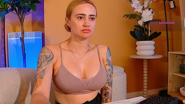 pennyyy  online show from May 30, 9:43 pm