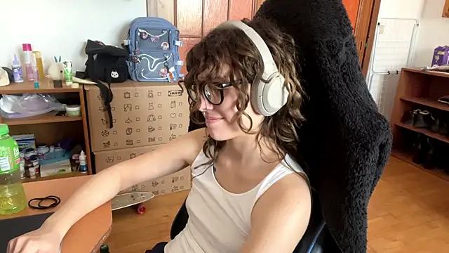 PillowPeachX online show from May 4, 2:43 pm