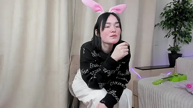 AliFlentroy online show from April 18, 3:58 pm