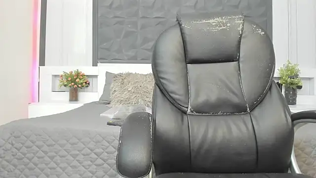 sophia blade  online show from May 18, 2:10 am