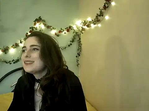 missclochette online show from April 20, 8:01 pm