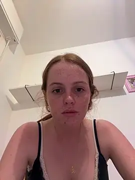 lilysmn online show from April 15, 8:09 pm