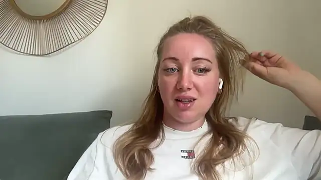 arielsweetieee online show from July 1, 10:26 am