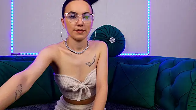 EliaSkye online show from June 3, 11:11 am