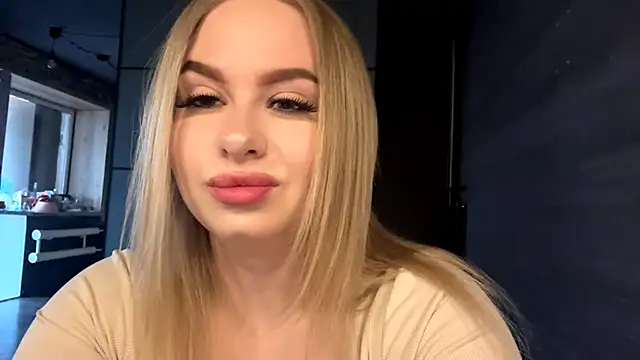 MiaLiluna online show from April 19, 9:20 am