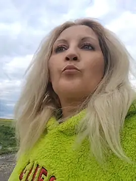 Divineblond online show from May 17, 4:06 pm