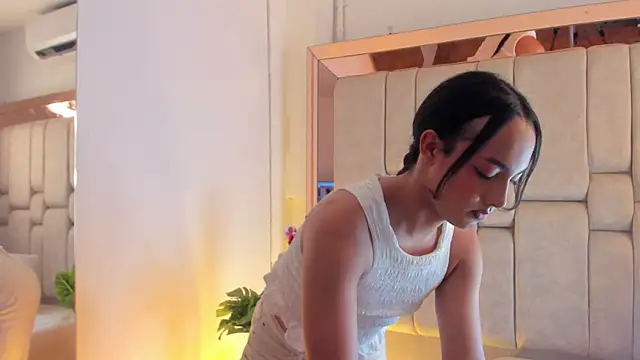 AriBloom7 online show from July 18, 8:22 pm